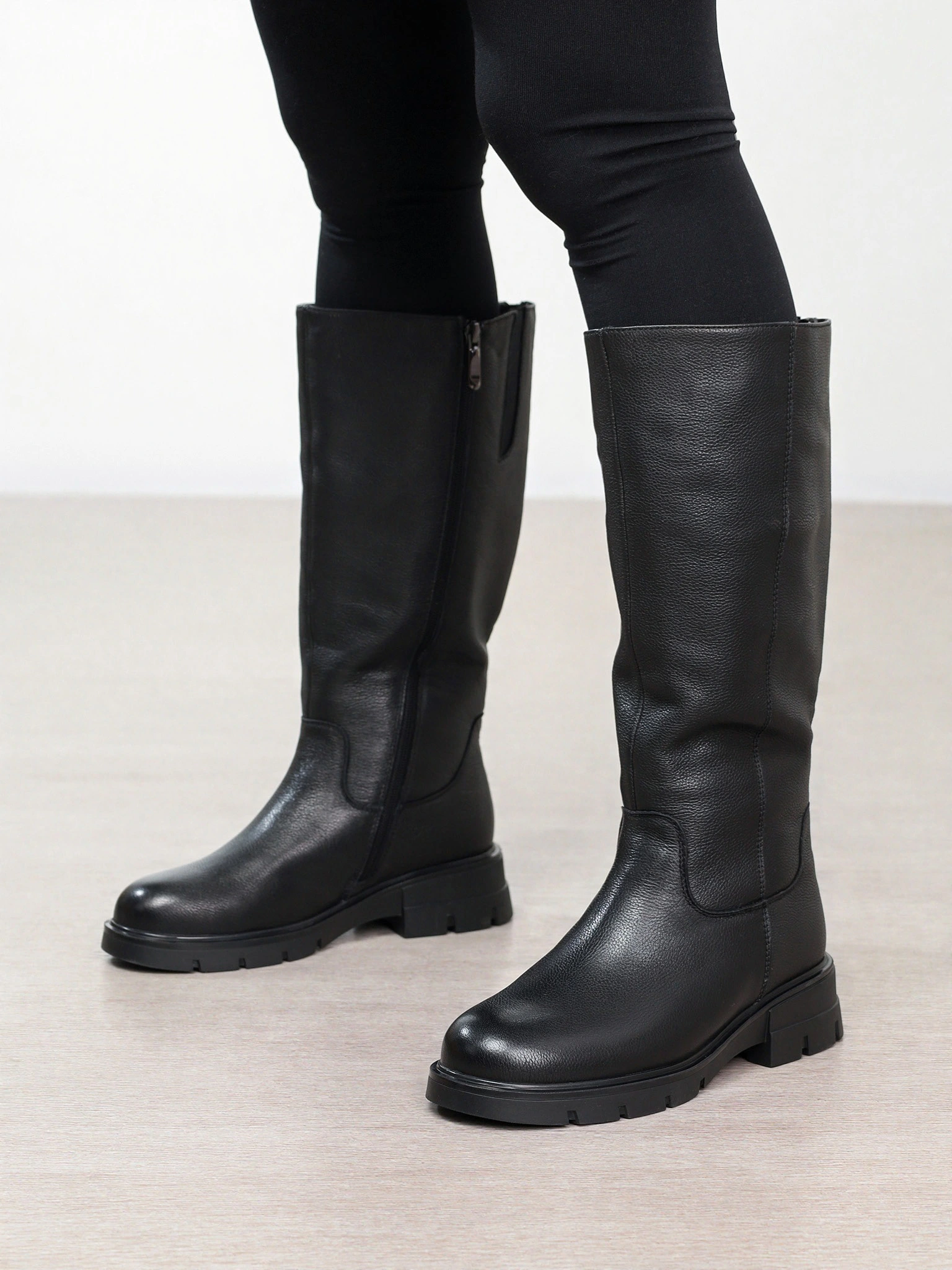 Сапоги черного цвета на рельефной подошве